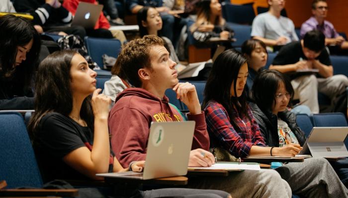 Học sinh được tuyển chọn vào trường là những học sinh ưu tú trên thế giới